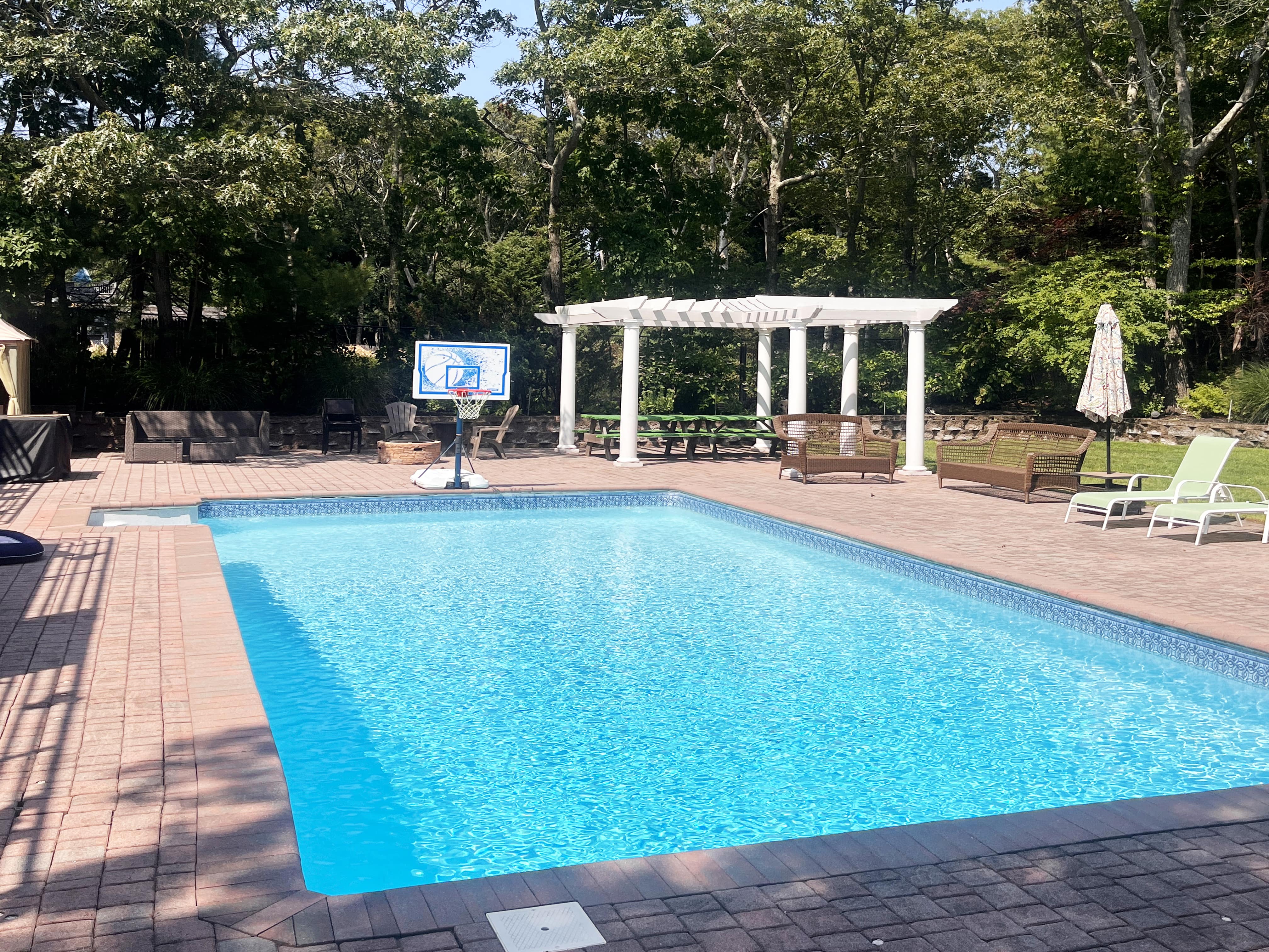 pool-min